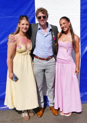 Henley Royal Regatta Fashion Day 2 People arrive in their finery in the sunshine on the second day of the event. General atmosphere on day two of the Henley Royal Regatta held along the banks of The River Thames in Oxfordshire., Credit:Geoffrey Swaine Geoff Swaine - B4563 Avalon UK, Oxfordshire, Henley on Thames  Copyright: xGeoffreyxSwainex xGeoffxSwainex-xB4563x xAvalonx 1113721926