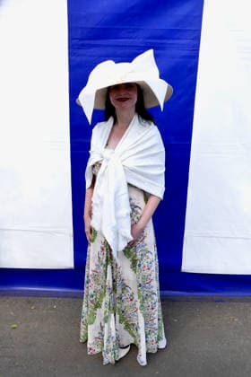 Henley Royal Regatta Fashion Day 2 People arrive in their finery in the sunshine on the second day of the event. General atmosphere on day two of the Henley Royal Regatta held along the banks of The River Thames in Oxfordshire., Credit:Geoffrey Swaine Geoff Swaine - B4563 Avalon UK, Oxfordshire, Henley on Thames  Copyright: xGeoffreyxSwainex xGeoffxSwainex-xB4563x xAvalonx 1113722003