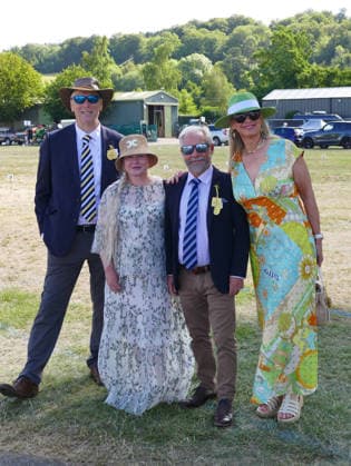 Henley Royal Regatta Fashion Day 2 People arrive in their finery in the sunshine on the second day of the event. General atmosphere on day two of the Henley Royal Regatta held along the banks of The River Thames in Oxfordshire., Credit:Geoffrey Swaine Geoff Swaine - B4563 Avalon UK, Oxfordshire, Henley on Thames  Copyright: xGeoffreyxSwainex xGeoffxSwainex-xB4563x xAvalonx 1113722048
