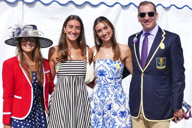 Henley Royal Regatta Fashion Day 2 People arrive in their finery in the sunshine on the second day of the event. General atmosphere on day two of the Henley Royal Regatta held along the banks of The River Thames in Oxfordshire., Credit:Geoffrey Swaine Geoff Swaine - B4563 Avalon UK, Oxfordshire, Henley on Thames  Copyright: xGeoffreyxSwainex xGeoffxSwainex-xB4563x xAvalonx 1113722134