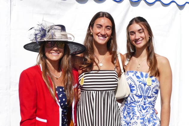 Henley Royal Regatta Fashion Day 2 People arrive in their finery in the sunshine on the second day of the event. General atmosphere on day two of the Henley Royal Regatta held along the banks of The River Thames in Oxfordshire., Credit:Geoffrey Swaine Geoff Swaine - B4563 Avalon UK, Oxfordshire, Henley on Thames  Copyright: xGeoffreyxSwainex xGeoffxSwainex-xB4563x xAvalonx 1113722149
