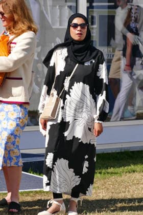 Henley Royal Regatta Fashion Day 2 People arrive in their finery in the sunshine on the second day of the event. General atmosphere on day two of the Henley Royal Regatta held along the banks of The River Thames in Oxfordshire., Credit:Geoffrey Swaine Geoff Swaine - B4563 Avalon UK, Oxfordshire, Henley on Thames  Copyright: xGeoffreyxSwainex xGeoffxSwainex-xB4563x xAvalonx 1113722176