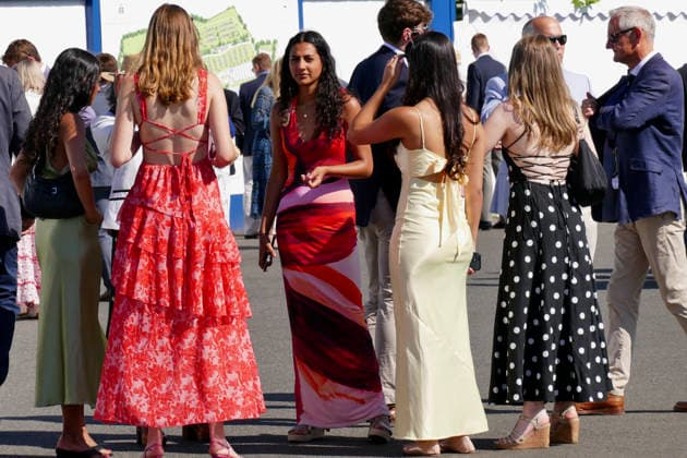 Henley Royal Regatta Fashion Day 2 People arrive in their finery in the sunshine on the second day of the event. General atmosphere on day two of the Henley Royal Regatta held along the banks of The River Thames in Oxfordshire., Credit:Geoffrey Swaine Geoff Swaine - B4563 Avalon UK, Oxfordshire, Henley on Thames  Copyright: xGeoffreyxSwainex xGeoffxSwainex-xB4563x xAvalonx 1113722194