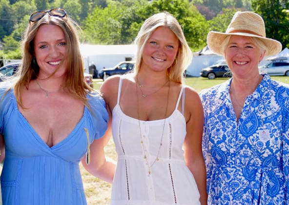 Henley Royal Regatta Fashion Day 2 People arrive in their finery in the sunshine on the second day of the event. General atmosphere on day two of the Henley Royal Regatta held along the banks of The River Thames in Oxfordshire., Credit:Geoffrey Swaine Geoff Swaine - B4563 Avalon UK, Oxfordshire, Henley on Thames  Copyright: xGeoffreyxSwainex xGeoffxSwainex-xB4563x xAvalonx 1113722225