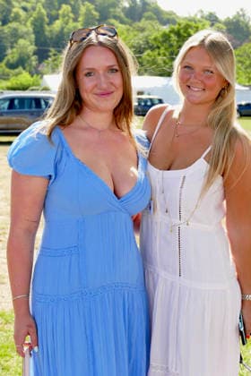 Henley Royal Regatta Fashion Day 2 People arrive in their finery in the sunshine on the second day of the event. General atmosphere on day two of the Henley Royal Regatta held along the banks of The River Thames in Oxfordshire., Credit:Geoffrey Swaine Geoff Swaine - B4563 Avalon UK, Oxfordshire, Henley on Thames  Copyright: xGeoffreyxSwainex xGeoffxSwainex-xB4563x xAvalonx 1113722244