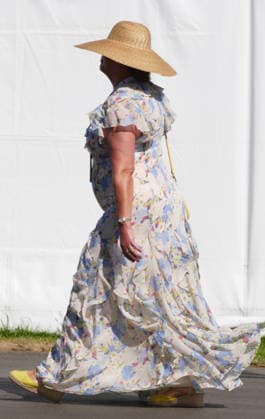 Henley Royal Regatta Fashion Day 2 People arrive in their finery in the sunshine on the second day of the event. General atmosphere on day two of the Henley Royal Regatta held along the banks of The River Thames in Oxfordshire., Credit:Geoffrey Swaine Geoff Swaine - B4563 Avalon UK, Oxfordshire, Henley on Thames  Copyright: xGeoffreyxSwainex xGeoffxSwainex-xB4563x xAvalonx 1113722304
