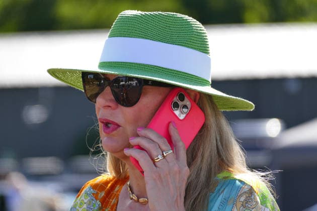 Henley Royal Regatta Fashion Day 2 People arrive in their finery in the sunshine on the second day of the event. General atmosphere on day two of the Henley Royal Regatta held along the banks of The River Thames in Oxfordshire., Credit:Geoffrey Swaine Geoff Swaine - B4563 Avalon UK, Oxfordshire, Henley on Thames  Copyright: xGeoffreyxSwainex xGeoffxSwainex-xB4563x xAvalonx 1113722323