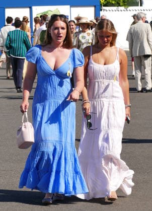 Henley Royal Regatta Fashion Day 2 People arrive in their finery in the sunshine on the second day of the event. General atmosphere on day two of the Henley Royal Regatta held along the banks of The River Thames in Oxfordshire., Credit:Geoffrey Swaine Geoff Swaine - B4563 Avalon UK, Oxfordshire, Henley on Thames  Copyright: xGeoffreyxSwainex xGeoffxSwainex-xB4563x xAvalonx 1113722345
