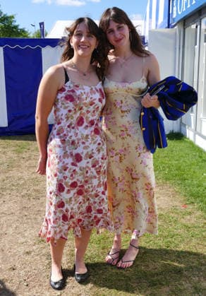 Henley Royal Regatta Fashion Day 2 People arrive in their finery in the sunshine on the second day of the event. General atmosphere on day two of the Henley Royal Regatta held along the banks of The River Thames in Oxfordshire., Credit:Geoffrey Swaine Geoff Swaine - B4563 Avalon UK, Oxfordshire, Henley on Thames  Copyright: xGeoffreyxSwainex xGeoffxSwainex-xB4563x xAvalonx 1113722353