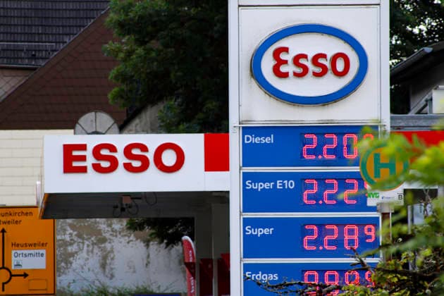 Preiserhöhung am 1. Juli 2026 um 12 Uhr - Anzeige kurz nach 12 Uhr in Illingen Saar Mit 30. Juni 2026 endete der Tankrabatt der Bundesregierung. Da Tankstellen die Preise für Treibstoff nachwievor nur um 12 Uhr erhöhen dürfen, war das Ende des Tankrabatts erst am 1. Juli 2026 relevant. Im Bild: die Preise kurz nach 12 Uhr an der Esso-Tankstelle in Illingen Saarland *** Price increase on July 1, 2026, at 12 p.m. Photo taken shortly after 12 p.m. in Illingen, Saarland. The federal government’s gas rebate ended on June 30, 2026. Since gas stations are still only allowed to raise fuel prices at 12 p.m., the end of the fuel rebate did not take effect until July 1, 2026. Pictured are the prices shortly after 12:00 p.m. at the Esso gas station