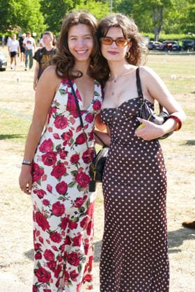 Henley Royal Regatta Fashion Day 2 People arrive in their finery in the sunshine on the second day of the event. General atmosphere on day two of the Henley Royal Regatta held along the banks of The River Thames in Oxfordshire., Credit:Geoffrey Swaine Geoff Swaine - B4563 Avalon UK, Oxfordshire, Henley on Thames  Copyright: xGeoffreyxSwainex xGeoffxSwainex-xB4563x xAvalonx 1113722438