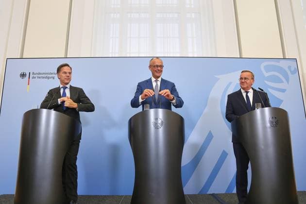 Berlin, Deutschland, 01.07.2026: Bundesverteidigungsministerium: Pressekonferenz nach Kabinettssitzung: L-R: Nato-Generalsekretär Mark Rutte, Bundeskanzler Friedrich Merz (CDU), Bundesminister der Verteidigung Boris Pistorius (SPD) *** Berlin, Germany, July 1, 2026 Federal Ministry of Defense Press Conference Following the Cabinet Meeting L R NATO Secretary General Mark Rutte, Federal Chancellor Friedrich Merz (CDU), Federal Minister of Defense Boris Pistorius (SPD) Copyright: xdtsxNachrichtenagenturx dts_125879