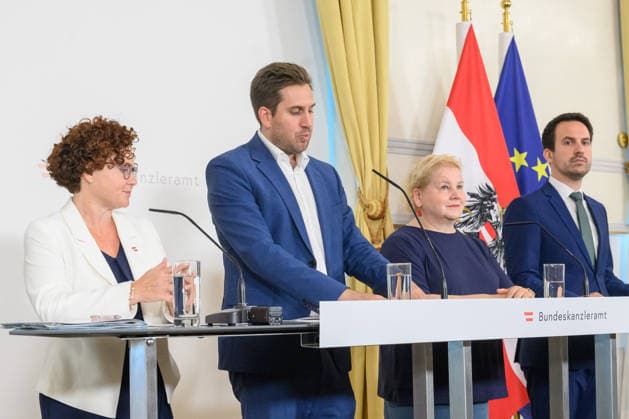photonews.at - Wien, 01.07.2026. Ministerrat im Bundeskanzleramt. PHOTO: Wirtschaftstaatssekretärin Elisabeth Zehetner (ÖVP), Sts für Digitalisierung und Extremismus sowie Regierungkoordinator Alexander Proell (ÖVP), Sozial- und Gesundheitsministerin Korinna Schumann (SPÖ) und Bildungsminister Christoph Wiederkehr (NEOS) beim Pressefoyer nach dem Minsterrat. Press foyer after the Council of Ministers. Minister, Regierung, Innenpolitik, Reformpartnerschaft Ministerrat *** photonews in Vienna, July 1, 2026 Council of Ministers at the Federal Chancellery PHOTO State Secretary for Economic Affairs Elisabeth Zehetner (ÖVP), State Secretary for Digitalization and Extremism and Government Coordinator Alexander Proell (ÖVP), Minister of Social 
