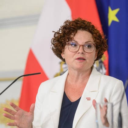 photonews.at - Wien, 01.07.2026. Ministerrat im Bundeskanzleramt. PHOTO: Wirtschaftstaatssekretärin Elisabeth Zehetner (ÖVP) beim Pressefoyer nach dem Minsterrat. Press foyer after the Council of Ministers. Minister, Regierung, Innenpolitik, Reformpartnerschaft Ministerrat *** photonews in Vienna, July 1, 2026 Council of Ministers at the Federal Chancellery PHOTO State Secretary for Economic Affairs Elisabeth Zehetner (ÖVP) at the press reception following the Council of Ministers Press reception after the Council of Ministers Minister, Government, Domestic Policy, Reform Partnership Council of Ministers 