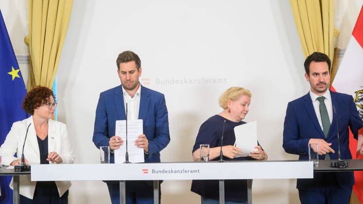 photonews.at - Wien, 01.07.2026. Ministerrat im Bundeskanzleramt. PHOTO: Wirtschaftstaatssekretärin Elisabeth Zehetner (ÖVP), Sts für Digitalisierung und Extremismus sowie Regierungkoordinator Alexander Proell (ÖVP), Sozial- und Gesundheitsministerin Korinna Schumann (SPÖ) und Bildungsminister Christoph Wiederkehr (NEOS) beim Pressefoyer nach dem Minsterrat. Press foyer after the Council of Ministers. Minister, Regierung, Innenpolitik, Reformpartnerschaft Ministerrat *** photonews in Vienna, July 1, 2026 Council of Ministers at the Federal Chancellery PHOTO State Secretary for Economic Affairs Elisabeth Zehetner (ÖVP), State Secretary for Digitalization and Extremism and Government Coordinator Alexander Proell (ÖVP), Minister of Social 