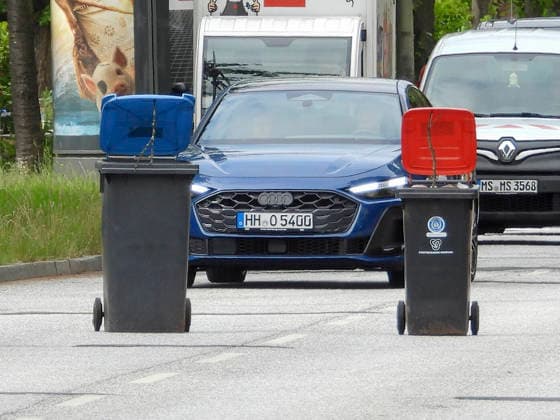 CNTV UNFALL_ Jugendlicher von PKW angefahren und schwer verletzt die Polizei sperrt Strasse mit Muelltonnen zwecks Unfallaufnahme Hamburg 01.07.2026 Am vormittag kam es auf der Möllner Landstrasse zu einem Verkehrsunfall zwischen einem jugendlichen Fußgaenger und einem PKW Hamburg Deutschland *** CNTV ACCIDENT: Teenager Hit by Car and Seriously Injured; Police Block Off Street with Trash Cans to Investigate the Accident Hamburg, July 1, 2026 A traffic accident occurred this morning on Möllner Landstrasse involving a teenage pedestrian and a car Hamburg Germany