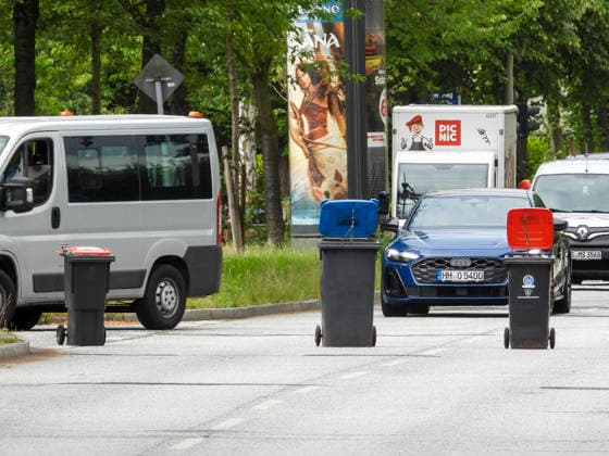 CNTV UNFALL_ Jugendlicher von PKW angefahren und schwer verletzt die Polizei sperrt Strasse mit Muelltonnen zwecks Unfallaufnahme Hamburg 01.07.2026 Am vormittag kam es auf der Möllner Landstrasse zu einem Verkehrsunfall zwischen einem jugendlichen Fußgaenger und einem PKW Hamburg Deutschland *** CNTV ACCIDENT: Teenager Hit by Car and Seriously Injured; Police Block Off Street with Trash Cans to Investigate the Accident Hamburg, July 1, 2026 A traffic accident occurred this morning on Möllner Landstrasse involving a teenage pedestrian and a car Hamburg Germany