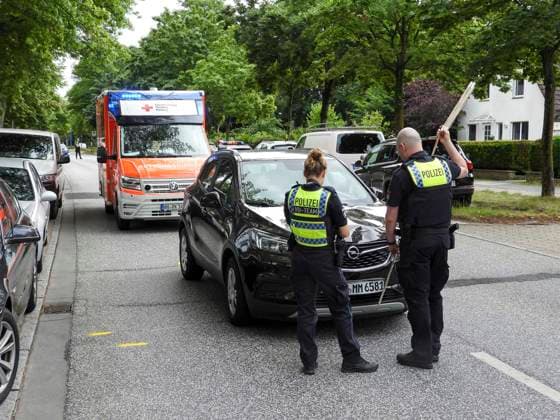 CNTV UNFALL_ Jugendlicher von PKW angefahren und schwer verletzt die Polizei sperrt Strasse zwecks Unfallaufnahme ab Hamburg 01.07.2026 Am vormittag kam es auf der Möllner Landstrasse zu einem Verkehrsunfall zwischen einem jugendlichen Fußgaenger und einem PKW Hamburg Deutschland *** CNTV ACCIDENT: Teenager Hit by Car and Seriously Injured; Police Close Road to Investigate the Accident Hamburg, July 1, 2026 A traffic accident occurred this morning on Möllner Landstrasse involving a teenage pedestrian and a car Hamburg, Germany
