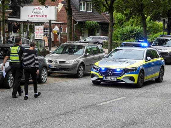 CNTV UNFALL_ Jugendlicher von PKW angefahren und schwer verletzt die Polizei sperrt Strasse zwecks Unfallaufnahme ab Hamburg 01.07.2026 Am vormittag kam es auf der Möllner Landstrasse zu einem Verkehrsunfall zwischen einem jugendlichen Fußgaenger und einem PKW Hamburg Deutschland *** CNTV ACCIDENT: Teenager Hit by Car and Seriously Injured; Police Close Road to Investigate the Accident Hamburg, July 1, 2026 A traffic accident occurred this morning on Möllner Landstrasse involving a teenage pedestrian and a car Hamburg, Germany