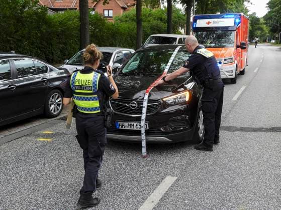 CNTV UNFALL_ Jugendlicher von PKW angefahren und schwer verletzt die Polizei sperrt Strasse zwecks Unfallaufnahme ab Hamburg 01.07.2026 Am vormittag kam es auf der Möllner Landstrasse zu einem Verkehrsunfall zwischen einem jugendlichen Fußgaenger und einem PKW Hamburg Deutschland *** CNTV ACCIDENT: Teenager Hit by Car and Seriously Injured; Police Close Road to Investigate the Accident Hamburg, July 1, 2026 A traffic accident occurred this morning on Möllner Landstrasse involving a teenage pedestrian and a car Hamburg, Germany