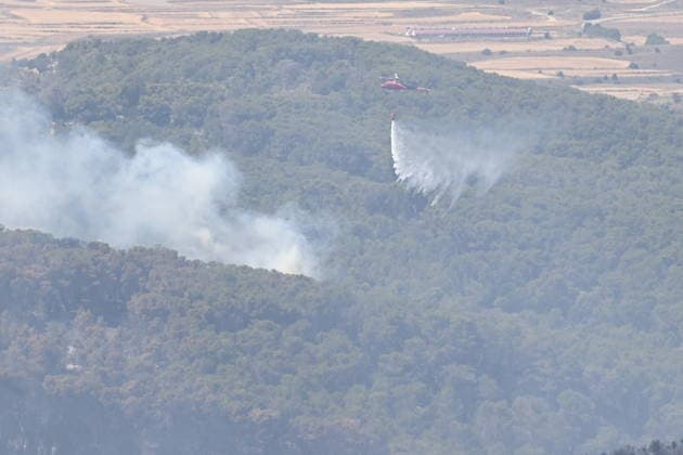 The Government of Aragon Deploys the UME in Response to the Forest Fire in Lecinena A helicopter works to extinguish a fire on July 1, 2026, in Lecinena, Zaragoza, Aragon, Spain. The Government of Aragon has requested the deployment of the Military Emergency Unit (UME) to tackle the fire in Lecinena. The military operation is joining the firefighting efforts to combat the severe forest fire that broke out in the municipality, collaborating with forest fire brigades and regional aerial resources to control the fire and protect residential and agricultural areas in the Los Monegros region. JULY 1, 2026 FIRE Ramó Lecinena, Zaragoza, Aragon Lecinena, Zaragoza, Aragon Spain  Copyright: xRamonxCometx 7635659
