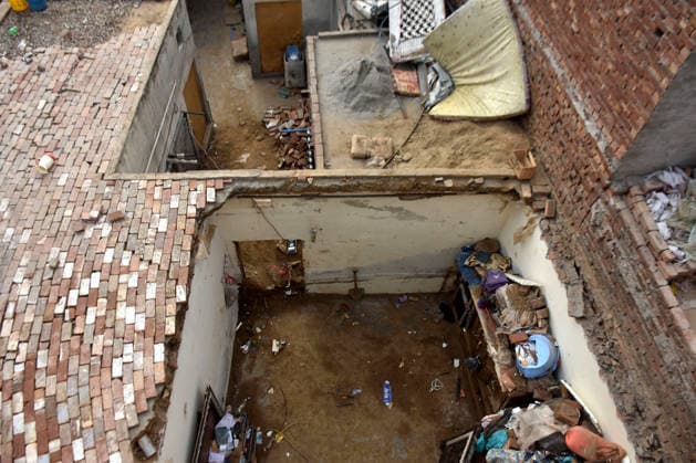 (260701) -- LAHORE, July 1, 2026 -- This photo taken on July 1, 2026 shows a view of the roof of a private tuition center collapsed in Lahore, Pakistan. At least 14 children were killed and several others injured after the roof of a private tuition center collapsed in Pakistan s eastern city of Lahore on Tuesday, rescue officials told Xinhua. (Photo by Xinhua) PAKISTAN-LAHORE-TUITION CENTER-ROOF COLLAPSE-AFTERMATH Sajjad 