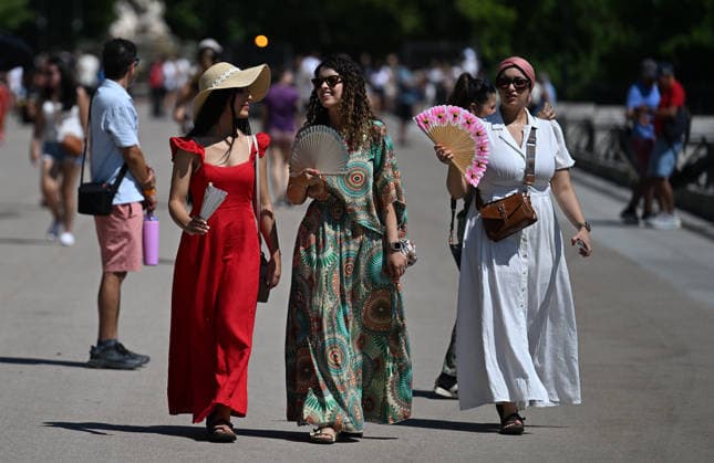 Heatwave in Madrid MADRID, SPAIN - JULY 1: People use fan to cool off as they spend time at Retiro Park to seek relief from temperatures exceeding 40 degrees in Madrid, Spain on July 1, 2026. Burak Akbulut Anadolu Madrid Spain. Editorial use only. Please get in touch for any other usage.  Copyright: x2026xAnadoluxBurakxAkbulutx