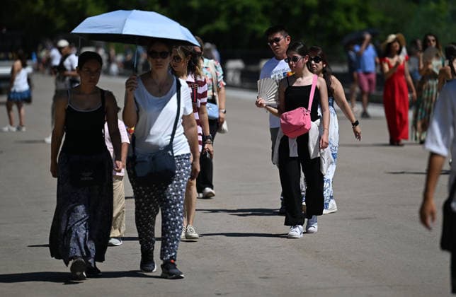 Heatwave in Madrid MADRID, SPAIN - JULY 1: People use umbrella to hide from sun as they spend time at Retiro Park to seek relief from temperatures exceeding 40 degrees in Madrid, Spain on July 1, 2026. Burak Akbulut Anadolu Madrid Spain. Editorial use only. Please get in touch for any other usage.  Copyright: x2026xAnadoluxBurakxAkbulutx