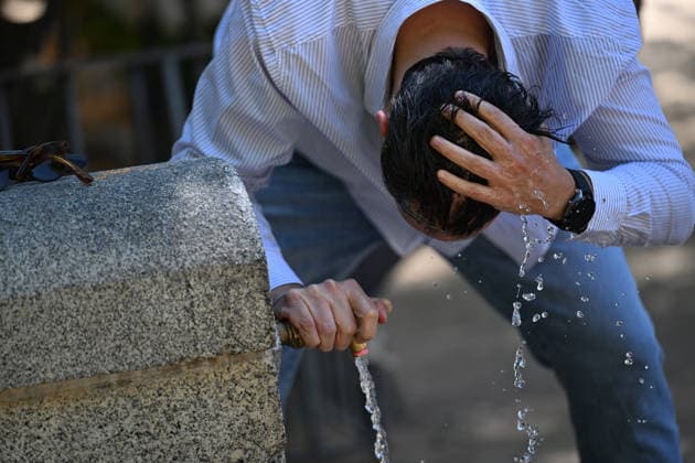 Heatwave in Madrid MADRID, SPAIN - JULY 1: A man washes his head with water from fountain as people spend time at Retiro Park to seek relief from temperatures exceeding 40 degrees in Madrid, Spain on July 1, 2026. Burak Akbulut Anadolu Madrid Spain. Editorial use only. Please get in touch for any other usage.  Copyright: x2026xAnadoluxBurakxAkbulutx