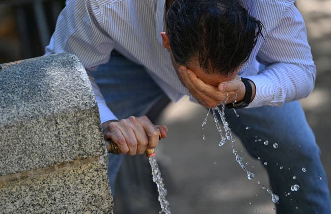 Heatwave in Madrid MADRID, SPAIN - JULY 1: A man washes his face with water from fountain as people spend time at Retiro Park to seek relief from temperatures exceeding 40 degrees in Madrid, Spain on July 1, 2026. Burak Akbulut Anadolu Madrid Spain. Editorial use only. Please get in touch for any other usage.  Copyright: x2026xAnadoluxBurakxAkbulutx