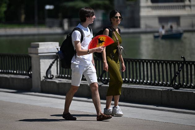 Heatwave in Madrid MADRID, SPAIN - JULY 1: People use fan to cool off as they spend time at Retiro Park to seek relief from temperatures exceeding 40 degrees in Madrid, Spain on July 1, 2026. Burak Akbulut Anadolu Madrid Spain. Editorial use only. Please get in touch for any other usage.  Copyright: x2026xAnadoluxBurakxAkbulutx