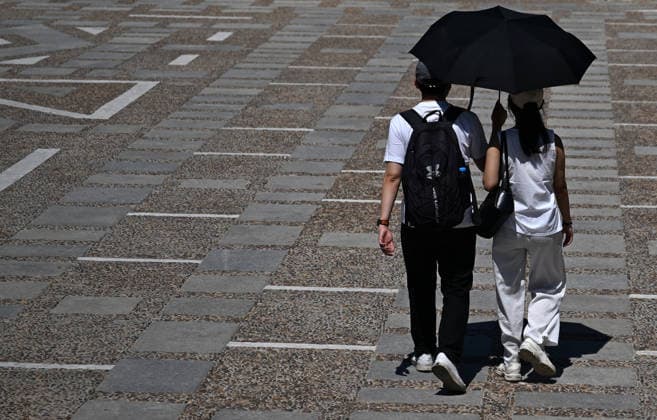 Heatwave in Madrid MADRID, SPAIN - JULY 1: People use umbrella to hide from sun as they spend time at Retiro Park to seek relief from temperatures exceeding 40 degrees in Madrid, Spain on July 1, 2026. Burak Akbulut Anadolu Madrid Spain. Editorial use only. Please get in touch for any other usage.  Copyright: x2026xAnadoluxBurakxAkbulutx