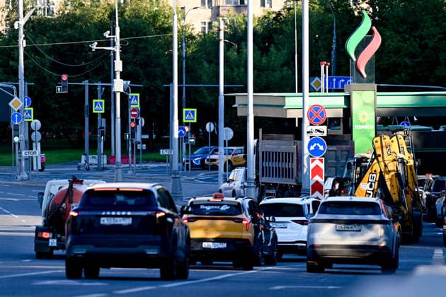 Russia expands fuel sales restrictions amid supply shortages RUSSIA, MOSCOW - JUNE 30: A view of long queues of cars forming at fuel stations amid widespread fuel restrictions in Moscow, Russia on June 30, 2026. Fuel sales restrictions have been introduced in more than 40 regions across Russia as the government considers additional measures, including a possible ban on diesel exports, to address domestic supply shortages. In Moscow, Kursk and Bryansk, fuel sales are limited to vehicle fuel tanks, while purchases using portable containers such as jerry cans are not allowed. Shortages have mainly affected AI-92 and AI-95 gasoline grades, while diesel fuel remains more readily available. Sefa Karacan Anadolu Moscow Russia. Editorial use only  Copyright: x2026xAnadoluxSefaxKaracanx
