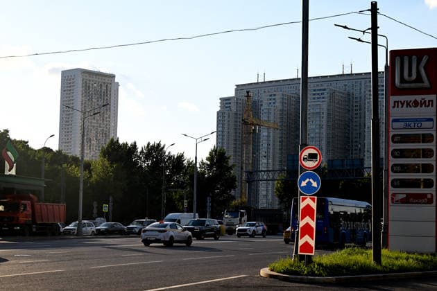 Russia expands fuel sales restrictions amid supply shortages RUSSIA, MOSCOW - JUNE 30: A view of long queues of cars forming at fuel stations amid widespread fuel restrictions in Moscow, Russia on June 30, 2026. Fuel sales restrictions have been introduced in more than 40 regions across Russia as the government considers additional measures, including a possible ban on diesel exports, to address domestic supply shortages. In Moscow, Kursk and Bryansk, fuel sales are limited to vehicle fuel tanks, while purchases using portable containers such as jerry cans are not allowed. Shortages have mainly affected AI-92 and AI-95 gasoline grades, while diesel fuel remains more readily available. Sefa Karacan Anadolu Moscow Russia. Editorial use only  Copyright: x2026xAnadoluxSefaxKaracanx