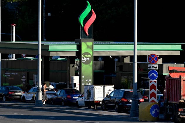Russia expands fuel sales restrictions amid supply shortages RUSSIA, MOSCOW - JUNE 30: A view of long queues of cars forming at fuel stations amid widespread fuel restrictions in Moscow, Russia on June 30, 2026. Fuel sales restrictions have been introduced in more than 40 regions across Russia as the government considers additional measures, including a possible ban on diesel exports, to address domestic supply shortages. In Moscow, Kursk and Bryansk, fuel sales are limited to vehicle fuel tanks, while purchases using portable containers such as jerry cans are not allowed. Shortages have mainly affected AI-92 and AI-95 gasoline grades, while diesel fuel remains more readily available. Sefa Karacan Anadolu Moscow Russia. Editorial use only  Copyright: x2026xAnadoluxSefaxKaracanx