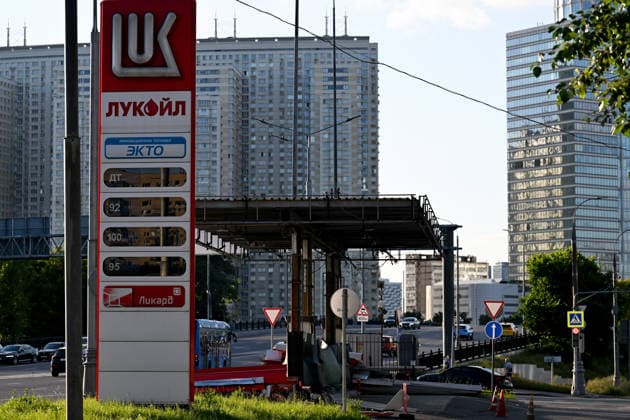 Russia expands fuel sales restrictions amid supply shortages RUSSIA, MOSCOW - JUNE 30: A view of long queues of cars forming at fuel stations amid widespread fuel restrictions in Moscow, Russia on June 30, 2026. Fuel sales restrictions have been introduced in more than 40 regions across Russia as the government considers additional measures, including a possible ban on diesel exports, to address domestic supply shortages. In Moscow, Kursk and Bryansk, fuel sales are limited to vehicle fuel tanks, while purchases using portable containers such as jerry cans are not allowed. Shortages have mainly affected AI-92 and AI-95 gasoline grades, while diesel fuel remains more readily available. Sefa Karacan Anadolu Moscow Russia. Editorial use only  Copyright: x2026xAnadoluxSefaxKaracanx