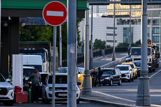 Russia expands fuel sales restrictions amid supply shortages RUSSIA, MOSCOW - JUNE 30: A view of long queues of cars forming at fuel stations amid widespread fuel restrictions in Moscow, Russia on June 30, 2026. Fuel sales restrictions have been introduced in more than 40 regions across Russia as the government considers additional measures, including a possible ban on diesel exports, to address domestic supply shortages. In Moscow, Kursk and Bryansk, fuel sales are limited to vehicle fuel tanks, while purchases using portable containers such as jerry cans are not allowed. Shortages have mainly affected AI-92 and AI-95 gasoline grades, while diesel fuel remains more readily available. Sefa Karacan Anadolu Moscow Russia. Editorial use only  Copyright: x2026xAnadoluxSefaxKaracanx