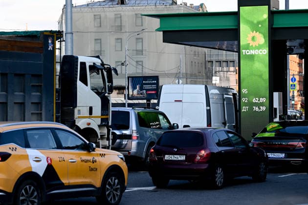 Russia expands fuel sales restrictions amid supply shortages RUSSIA, MOSCOW - JUNE 30: A view of long queues of cars forming at fuel stations amid widespread fuel restrictions in Moscow, Russia on June 30, 2026. Fuel sales restrictions have been introduced in more than 40 regions across Russia as the government considers additional measures, including a possible ban on diesel exports, to address domestic supply shortages. In Moscow, Kursk and Bryansk, fuel sales are limited to vehicle fuel tanks, while purchases using portable containers such as jerry cans are not allowed. Shortages have mainly affected AI-92 and AI-95 gasoline grades, while diesel fuel remains more readily available. Sefa Karacan Anadolu Moscow Russia. Editorial use only  Copyright: x2026xAnadoluxSefaxKaracanx