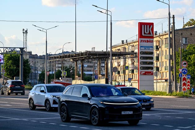 Russia expands fuel sales restrictions amid supply shortages RUSSIA, MOSCOW - JUNE 30: A view of long queues of cars forming at fuel stations amid widespread fuel restrictions in Moscow, Russia on June 30, 2026. Fuel sales restrictions have been introduced in more than 40 regions across Russia as the government considers additional measures, including a possible ban on diesel exports, to address domestic supply shortages. In Moscow, Kursk and Bryansk, fuel sales are limited to vehicle fuel tanks, while purchases using portable containers such as jerry cans are not allowed. Shortages have mainly affected AI-92 and AI-95 gasoline grades, while diesel fuel remains more readily available. Sefa Karacan Anadolu Moscow Russia. Editorial use only  Copyright: x2026xAnadoluxSefaxKaracanx