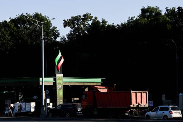Russia expands fuel sales restrictions amid supply shortages RUSSIA, MOSCOW - JUNE 30: A view of long queues of cars forming at fuel stations amid widespread fuel restrictions in Moscow, Russia on June 30, 2026. Fuel sales restrictions have been introduced in more than 40 regions across Russia as the government considers additional measures, including a possible ban on diesel exports, to address domestic supply shortages. In Moscow, Kursk and Bryansk, fuel sales are limited to vehicle fuel tanks, while purchases using portable containers such as jerry cans are not allowed. Shortages have mainly affected AI-92 and AI-95 gasoline grades, while diesel fuel remains more readily available. Sefa Karacan Anadolu Moscow Russia. Editorial use only  Copyright: x2026xAnadoluxSefaxKaracanx