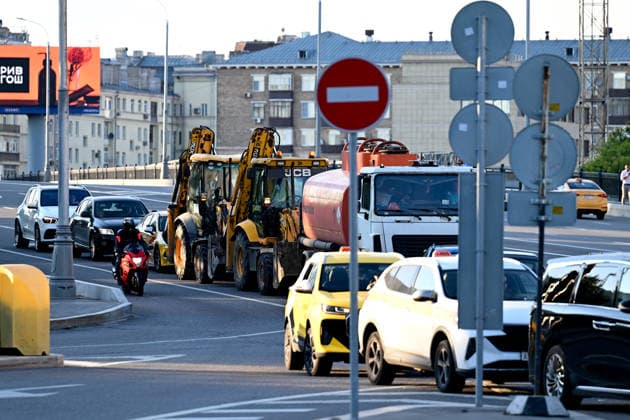 Russia expands fuel sales restrictions amid supply shortages RUSSIA, MOSCOW - JUNE 30: A view of long queues of cars forming at fuel stations amid widespread fuel restrictions in Moscow, Russia on June 30, 2026. Fuel sales restrictions have been introduced in more than 40 regions across Russia as the government considers additional measures, including a possible ban on diesel exports, to address domestic supply shortages. In Moscow, Kursk and Bryansk, fuel sales are limited to vehicle fuel tanks, while purchases using portable containers such as jerry cans are not allowed. Shortages have mainly affected AI-92 and AI-95 gasoline grades, while diesel fuel remains more readily available. Sefa Karacan Anadolu Moscow Russia. Editorial use only  Copyright: x2026xAnadoluxSefaxKaracanx