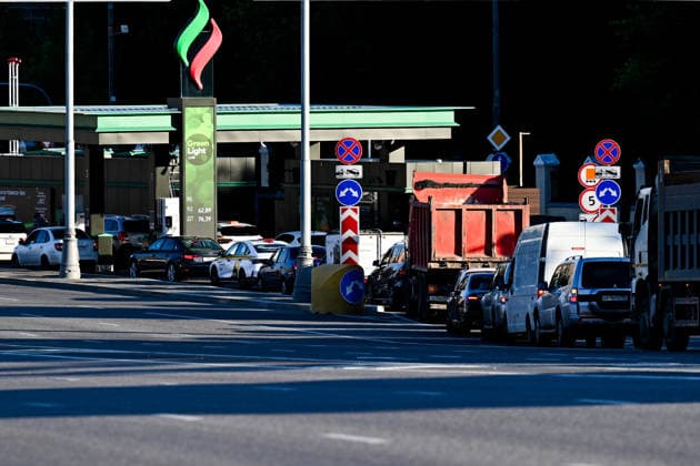 Russia expands fuel sales restrictions amid supply shortages RUSSIA, MOSCOW - JUNE 30: A view of long queues of cars forming at fuel stations amid widespread fuel restrictions in Moscow, Russia on June 30, 2026. Fuel sales restrictions have been introduced in more than 40 regions across Russia as the government considers additional measures, including a possible ban on diesel exports, to address domestic supply shortages. In Moscow, Kursk and Bryansk, fuel sales are limited to vehicle fuel tanks, while purchases using portable containers such as jerry cans are not allowed. Shortages have mainly affected AI-92 and AI-95 gasoline grades, while diesel fuel remains more readily available. Sefa Karacan Anadolu Moscow Russia. Editorial use only  Copyright: x2026xAnadoluxSefaxKaracanx
