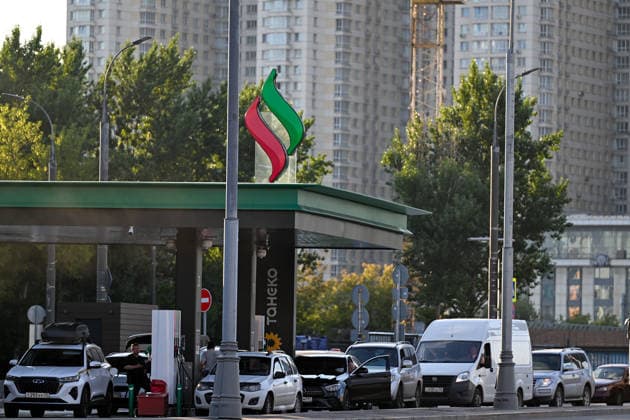 Russia expands fuel sales restrictions amid supply shortages RUSSIA, MOSCOW - JUNE 30: A view of long queues of cars forming at fuel stations amid widespread fuel restrictions in Moscow, Russia on June 30, 2026. Fuel sales restrictions have been introduced in more than 40 regions across Russia as the government considers additional measures, including a possible ban on diesel exports, to address domestic supply shortages. In Moscow, Kursk and Bryansk, fuel sales are limited to vehicle fuel tanks, while purchases using portable containers such as jerry cans are not allowed. Shortages have mainly affected AI-92 and AI-95 gasoline grades, while diesel fuel remains more readily available. Sefa Karacan Anadolu Moscow Russia. Editorial use only  Copyright: x2026xAnadoluxSefaxKaracanx