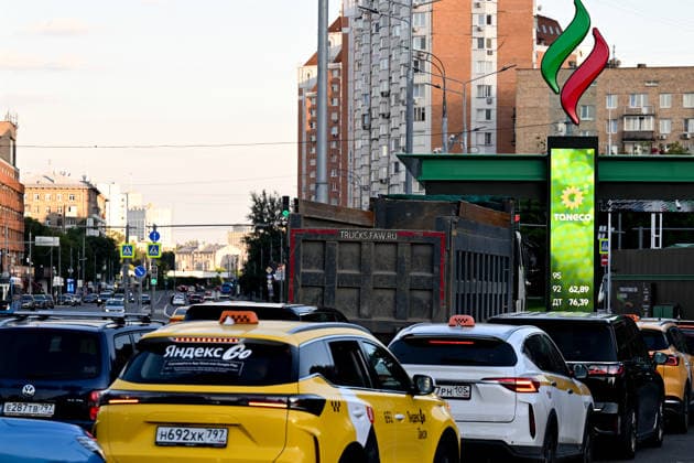 Russia expands fuel sales restrictions amid supply shortages RUSSIA, MOSCOW - JUNE 30: A view of long queues of cars forming at fuel stations amid widespread fuel restrictions in Moscow, Russia on June 30, 2026. Fuel sales restrictions have been introduced in more than 40 regions across Russia as the government considers additional measures, including a possible ban on diesel exports, to address domestic supply shortages. In Moscow, Kursk and Bryansk, fuel sales are limited to vehicle fuel tanks, while purchases using portable containers such as jerry cans are not allowed. Shortages have mainly affected AI-92 and AI-95 gasoline grades, while diesel fuel remains more readily available. Sefa Karacan Anadolu Moscow Russia. Editorial use only  Copyright: x2026xAnadoluxSefaxKaracanx