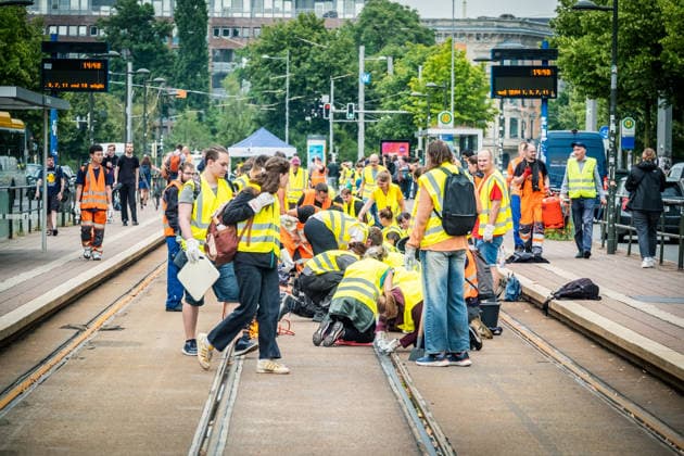 Leipziger Bürgerinnen und Bürger befreien am Johannisplatz gemeinsam mit den Leipziger Verkehrsbetrieben (LVB) die Straßenbahngleise von geschmolzenem Bitumen. Nachdem bereits am Vortag rund 100 Freiwillige einem Aufruf der LVB gefolgt waren, wurden die Reinigungsarbeiten am zweiten Tag am Johannisplatz fortgesetzt. Hintergrund sind die Schäden durch die extremen Temperaturen des vergangenen Hitzewochenendes. Aufnahme vom Datum . Reinigung Leipzig *** Residents of Leipzig are working together with the Leipzig Public Transportation Authority (LVB) to clear melted asphalt from the tram tracks at Johannisplatz. After about 100 volunteers had already responded to a call for help from the LVB the previous day, cleanup efforts continued on t
