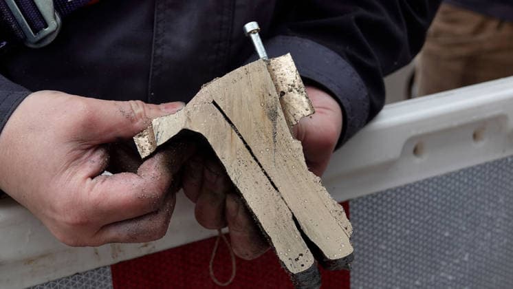 Materialprobe entnommen 01.07.2026, Chemnitz, Brückenstraße, Karl- Marx- Monument Heute wurde vom wohl berühmtsten Wahrzeichen der Stadt Chemnitz, dem Karl- Marx- Monument, eine Materialprobe entnommen. Vor der umfangreichen Restaurierung des Monuments ist dies notwendig. Es ist nicht klar, in welchem Zustand sich der Innenraum des Monuments befindet. Bevor am Denkmal Schweißarbeiten durchgeführt werden können, ist die heutige Entnahme nötig, damit beim Öffnen das Material der Bronzeplatten nicht beschädigt wird. Mit der Entnahme der Proben und dem Gutachten wurde der Verein zur Förderung der Schweißtechnik an der TU Chemnitz e.V. beauftragt. Chemnitz Sachsen BRD *** Material sample taken on July 1, 2026, Chemnitz, Brückenstra