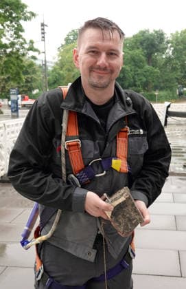 Materialprobe entnommen 01.07.2026, Chemnitz, Brückenstraße, Karl- Marx- Monument Heute wurde vom wohl berühmtsten Wahrzeichen der Stadt Chemnitz, dem Karl- Marx- Monument, eine Materialprobe entnommen. Vor der umfangreichen Restaurierung des Monuments ist dies notwendig. Es ist nicht klar, in welchem Zustand sich der Innenraum des Monuments befindet. Bevor am Denkmal Schweißarbeiten durchgeführt werden können, ist die heutige Entnahme nötig, damit beim Öffnen das Material der Bronzeplatten nicht beschädigt wird. Mit der Entnahme der Proben und dem Gutachten wurde der Verein zur Förderung der Schweißtechnik an der TU Chemnitz e.V. beauftragt. Tino Bochmann mit Matrialstück, bohrte und schnitt. Chemnitz Sachsen BRD *** Materi