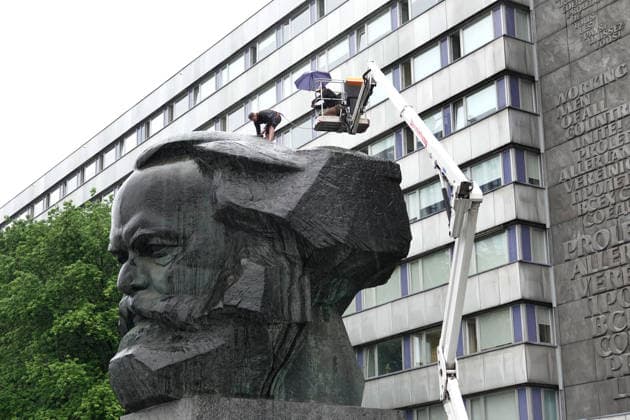 News Themen der Woche KW27 Materialprobe entnommen 01.07.2026, Chemnitz, Brückenstraße, Karl- Marx- Monument Heute wurde vom wohl berühmtsten Wahrzeichen der Stadt Chemnitz, dem Karl- Marx- Monument, eine Materialprobe entnommen. Vor der umfangreichen Restaurierung des Monuments ist dies notwendig. Es ist nicht klar, in welchem Zustand sich der Innenraum des Monuments befindet. Bevor am Denkmal Schweißarbeiten durchgeführt werden können, ist die heutige Entnahme nötig, damit beim Öffnen das Material der Bronzeplatten nicht beschädigt wird. Mit der Entnahme der Proben und dem Gutachten wurde der Verein zur Förderung der Schweißtechnik an der TU Chemnitz e.V. beauftragt. Chemnitz Sachsen BRD *** Material sample taken on July 1, 2026, Chemnitz, Brückenstra
