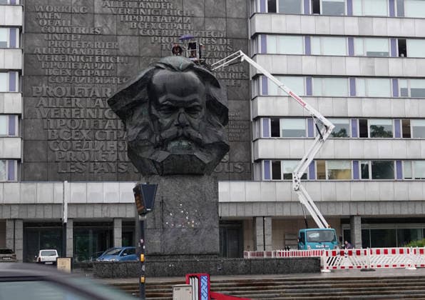 Materialprobe entnommen 01.07.2026, Chemnitz, Brückenstraße, Karl- Marx- Monument Heute wurde vom wohl berühmtsten Wahrzeichen der Stadt Chemnitz, dem Karl- Marx- Monument, eine Materialprobe entnommen. Vor der umfangreichen Restaurierung des Monuments ist dies notwendig. Es ist nicht klar, in welchem Zustand sich der Innenraum des Monuments befindet. Bevor am Denkmal Schweißarbeiten durchgeführt werden können, ist die heutige Entnahme nötig, damit beim Öffnen das Material der Bronzeplatten nicht beschädigt wird. Mit der Entnahme der Proben und dem Gutachten wurde der Verein zur Förderung der Schweißtechnik an der TU Chemnitz e.V. beauftragt. Chemnitz Sachsen BRD *** Material sample taken on July 1, 2026, Chemnitz, Brückenstra