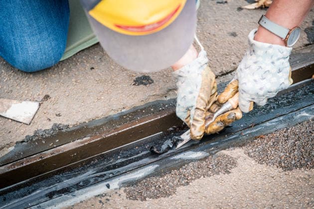 Leipziger Bürgerinnen und Bürger befreien am Johannisplatz gemeinsam mit den Leipziger Verkehrsbetrieben (LVB) die Straßenbahngleise von geschmolzenem Bitumen. Nachdem bereits am Vortag rund 100 Freiwillige einem Aufruf der LVB gefolgt waren, wurden die Reinigungsarbeiten am zweiten Tag am Johannisplatz fortgesetzt. Hintergrund sind die Schäden durch die extremen Temperaturen des vergangenen Hitzewochenendes. Aufnahme vom Datum . Reinigung Leipzig *** Residents of Leipzig are working together with the Leipzig Public Transportation Authority (LVB) to clear melted asphalt from the tram tracks at Johannisplatz. After about 100 volunteers had already responded to a call for help from the LVB the previous day, cleanup efforts continued on t